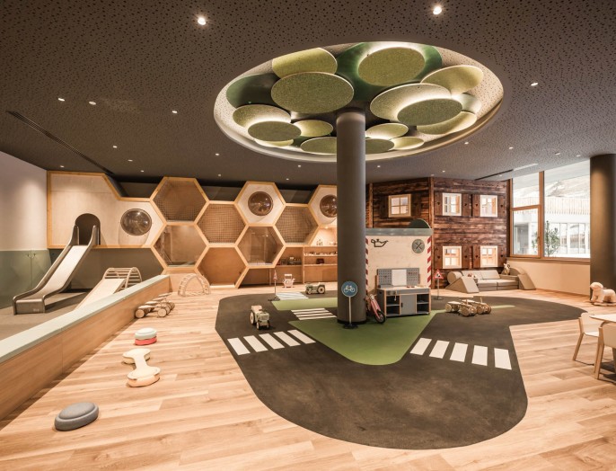 Rießiger Spieleraum für Kinder