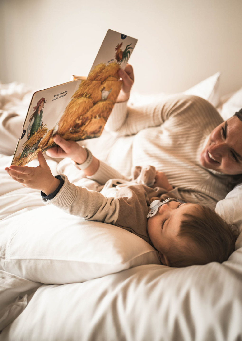 La mamma legge un libro al bambino