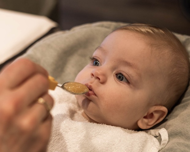 Il bambino viene nutrito con alimenti per neonati.
