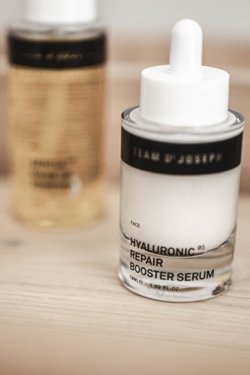 Prodotti cosmetici naturali in piccoli flaconi su un tavolo