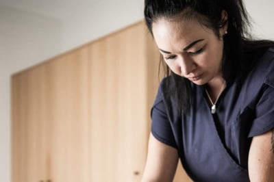 Massaggio sportivo con terapista che massaggia la schiena di una donna sdraiata Terapista che massaggia la schiena di una donna sdraiata durante massaggio sportivo