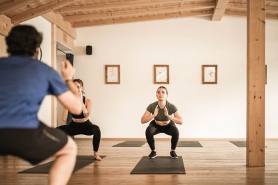 Le donne praticano yoga