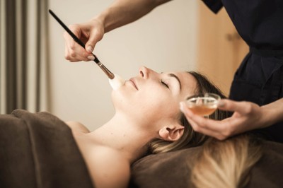 Trattamento viso su una donna