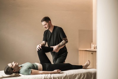 Un terapeuta esegue un massaggio medico su una persona sdraiata su lettino