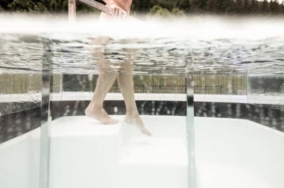 Una donna inizia un bagno di ghiaccio