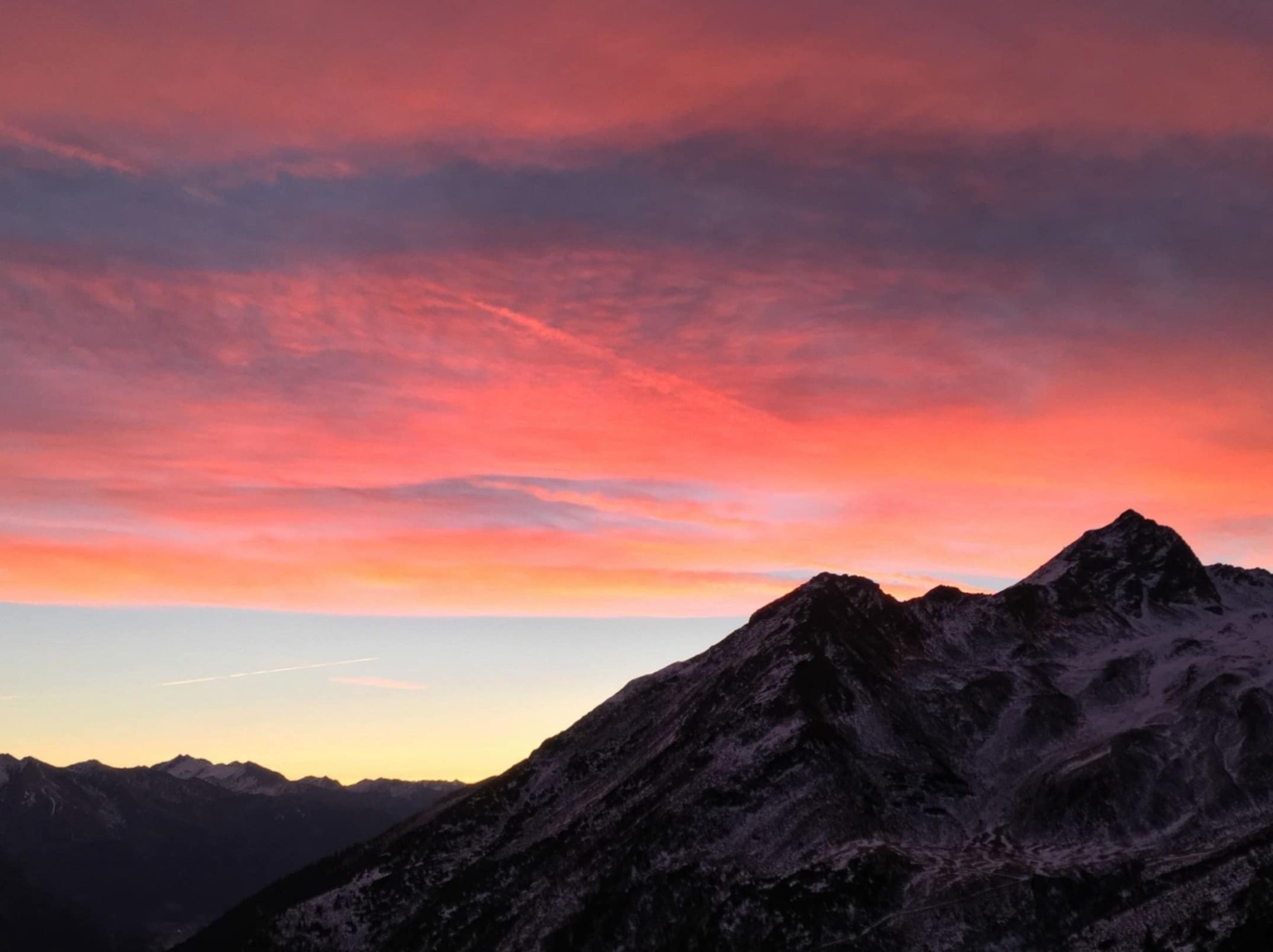 Vista panoramica di montagne con cielo nuvoloso al tramonto