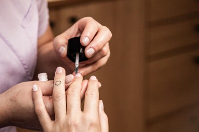 Manicure spa con mano femminile mentre si applica smalto