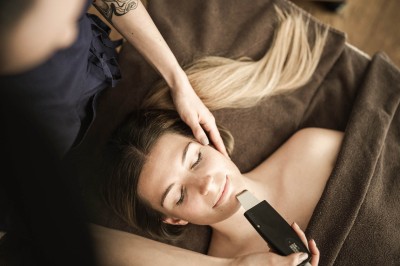 Lifting ultrasonico sul viso di una donna