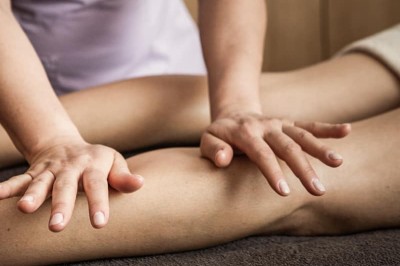 donna massaggia gambe