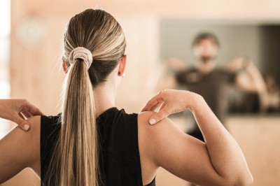 Donna vista da dietro che fa esercizio di thai yoga