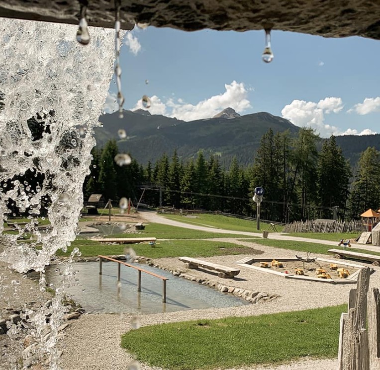 Parco giochi naturale vicino al Familienhotel Feuerstein in Alto Adige