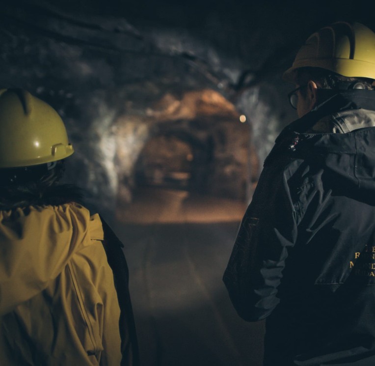 Due bambini con casco esplorano una galleria mineraria vicino al Feuerstein