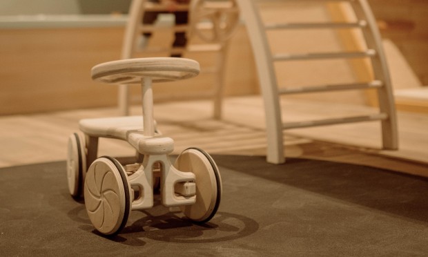 Macchinina di legno nell'area giochi per bambini