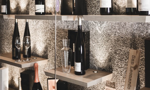 Uno scaffale elegante con una selezione di bottiglie di vino di alta qualità