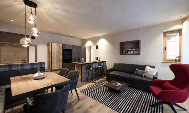 Un appartamento arredato con stile, legno e mobili moderni