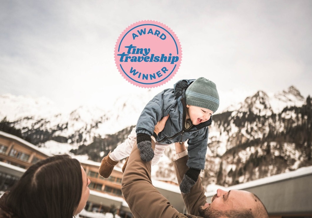 Tiny Travelship Award - Bambino sollevato in aria dal padre