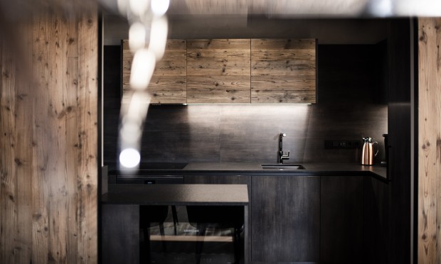 Una cucina moderna con rivestimenti in legno e design minimalista