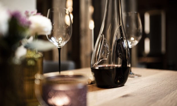 Primo piano di bicchieri da vino con decorazioni floreali su tavolo elegante