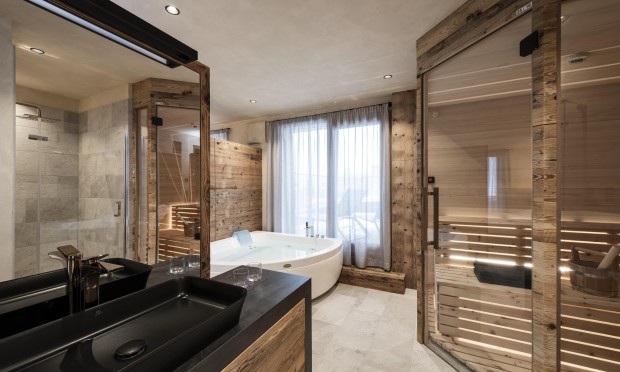 Un bagno di lusso con dettagli in legno, vasca grande e doccia moderna