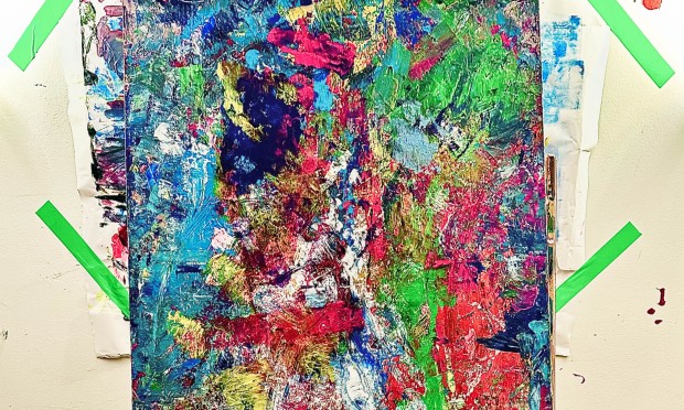 Eine großflächige Leinwand mit intensiven Farben und abstrakten Mustern.