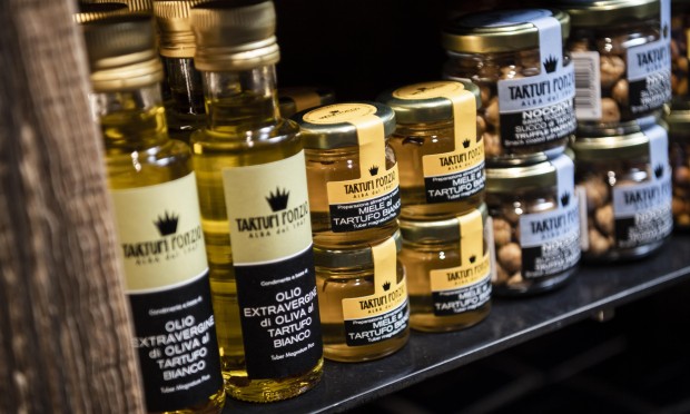 Barattoli di olio d'oliva e spezie pregiati esposti su uno scaffale