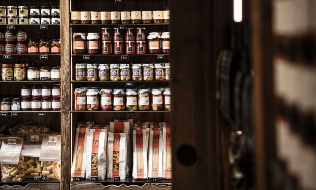 Uno scaffale di prodotti gourmet e bevande pregiate in un bistro