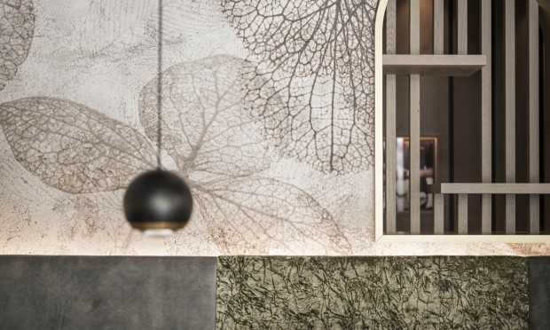 Dettaglio di una parete moderna decorata con motivi naturali e texture