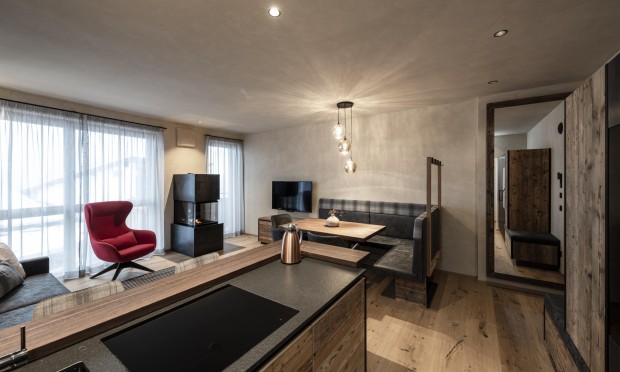 Un appartamento elegante con zona living aperta e interni moderni