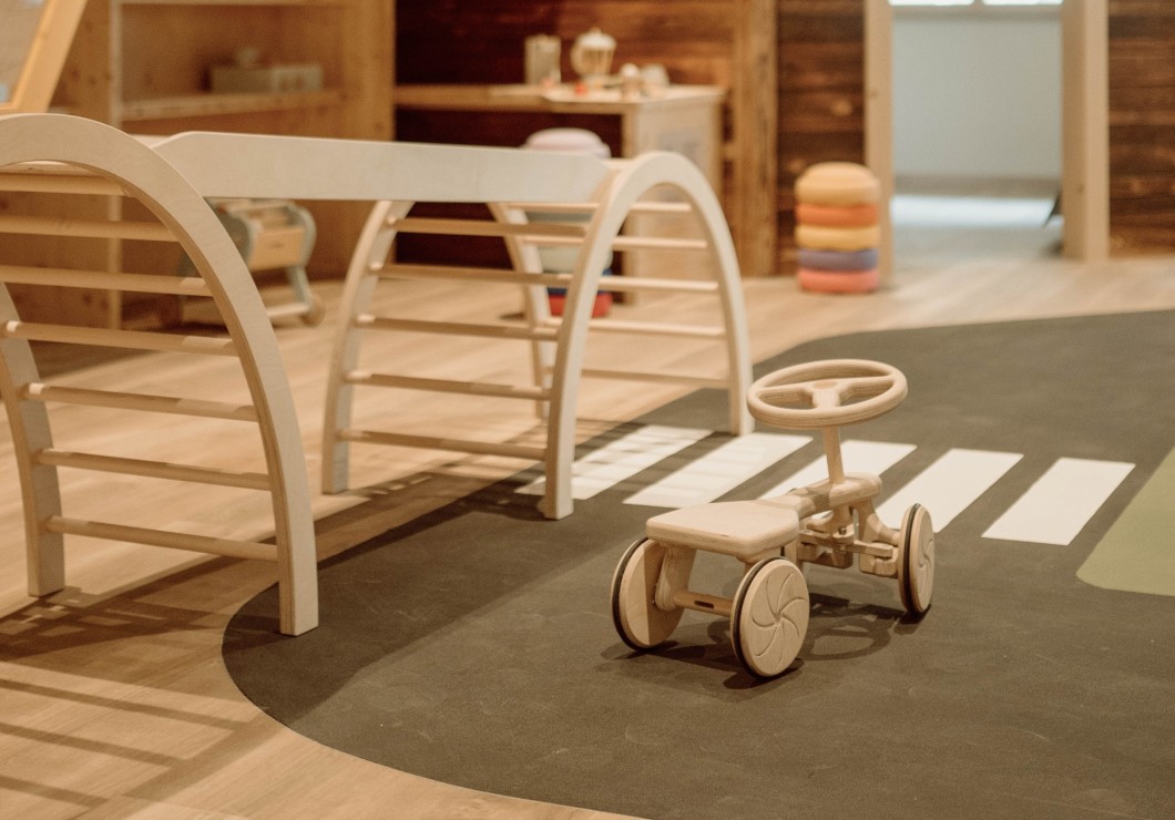 Giocattoli in legno per bambini con casa delle bambole accessibile