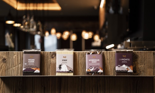 Espositore elegante con confezioni di cioccolato in un bistro accogliente