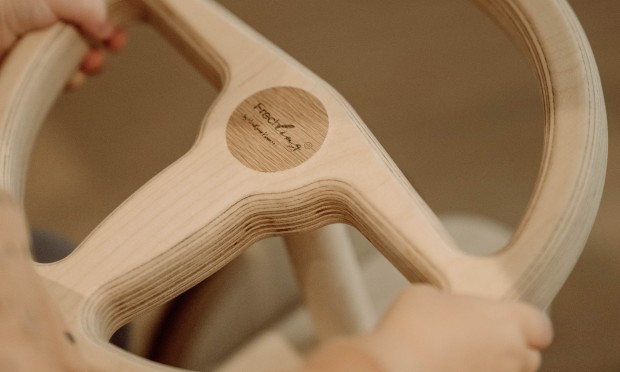 Volante in legno di un'auto in legno