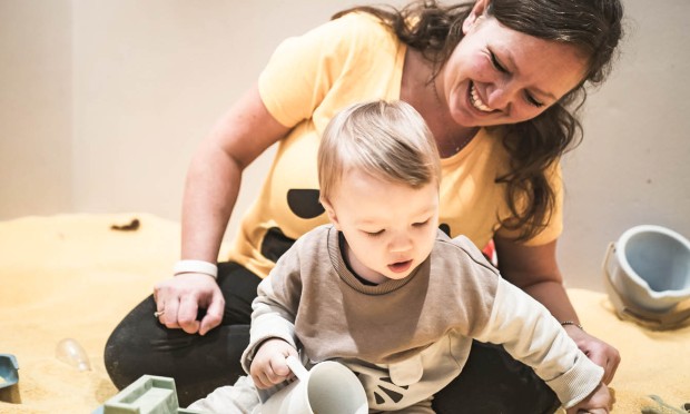 L'assistente gioca con il bambino