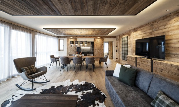 Un ampio soggiorno con arredi moderni e illuminazione elegante