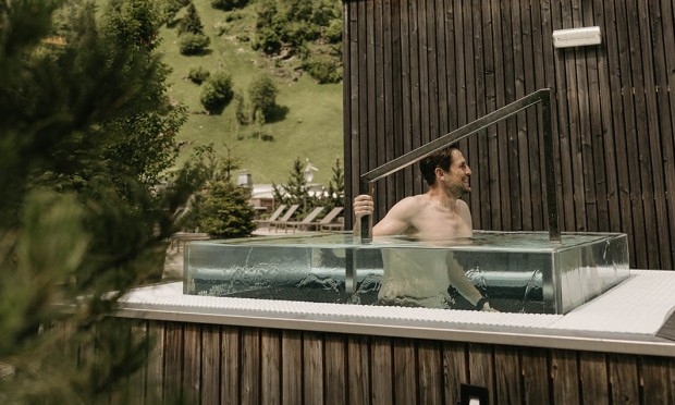 Eisbecken auf Dachterasse im Sommer