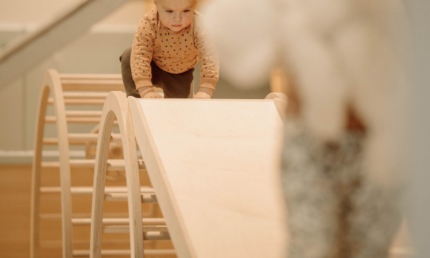 I bambini giocano nella sala giochi con giocattoli di legno