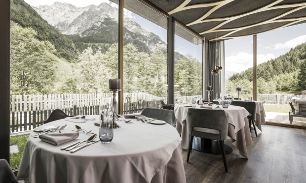 Un tavolo elegantemente apparecchiato con vista panoramica sulle montagne