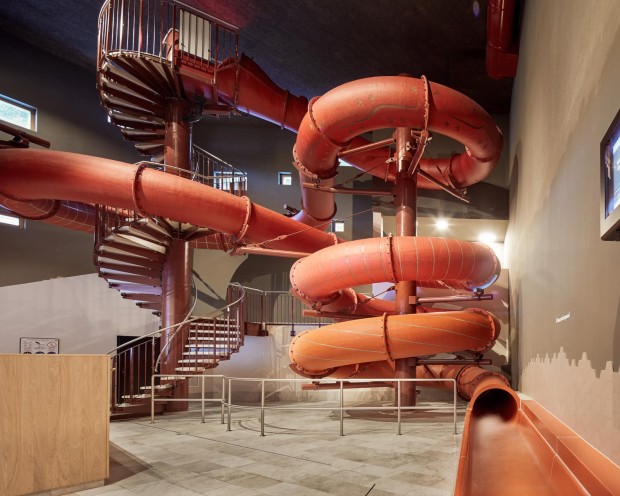 Grande scivolo d'acqua al coperto nel Day Spa per bambini