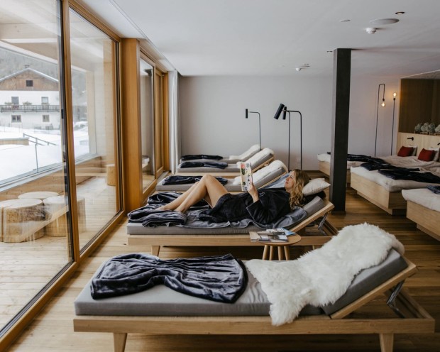 Rilassarsi nell'area benessere riservata agli adulti della Day Spa con i bambini nell'hotel per famiglie Feuerstein in Alto Adige
