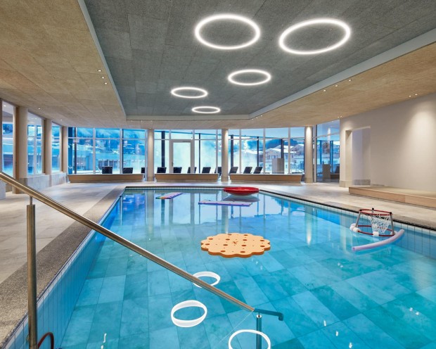 Nuotare nella piscina didattica della Day Spa con i bambini all'Hotel Feuerstein in Alto Adige