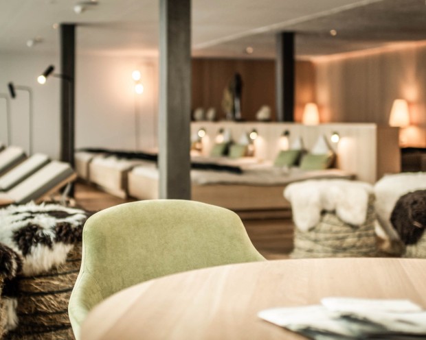 Sala relax con area salotto e poltrone presso l'hotel benessere per famiglie in Alto Adige.