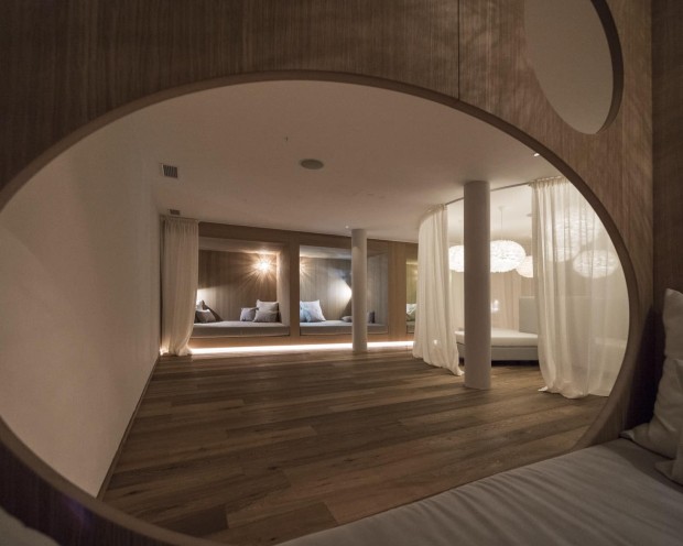 Relaxation area for families with curtains and soft lighting
