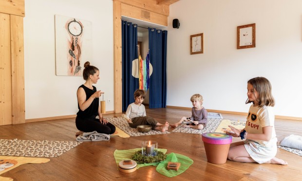 A mother and her children experience their Family Relax session at the Feuerstein with different sources of music.