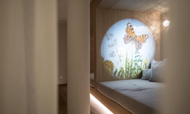 Ruhebereich für Kinder mir Polster und Projektor für Unterhaltung