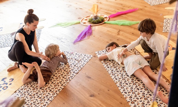 entspannende Massagen von Mutter und Kindern im Feuerstein Yogaloft