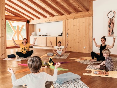 beim wöchentlichen Family Relax im Feuerstein entspannt eine Mutter mit ihren drei Kindern