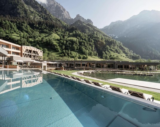 Outdoor pool in the hotel complex with a view of the South Tyrolean mountains