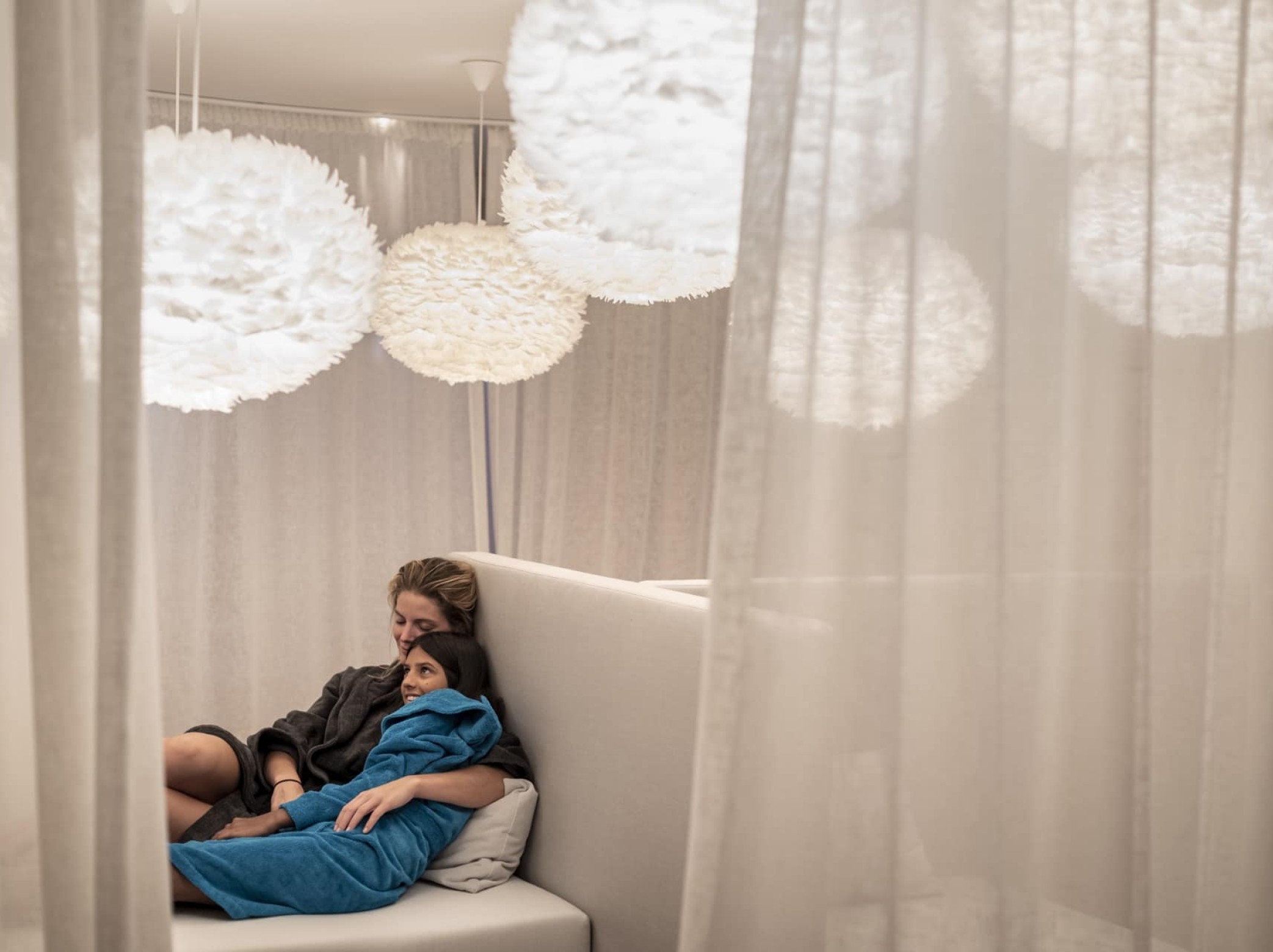Una madre e una figlia si coccolano nell'area relax del Wellness Family Hotel in Alto Adige.