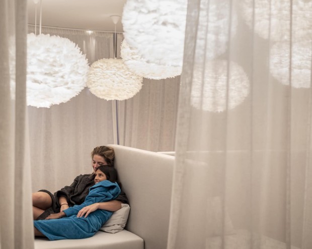 Mutter und Tochter kuscheln im Ruhebereich