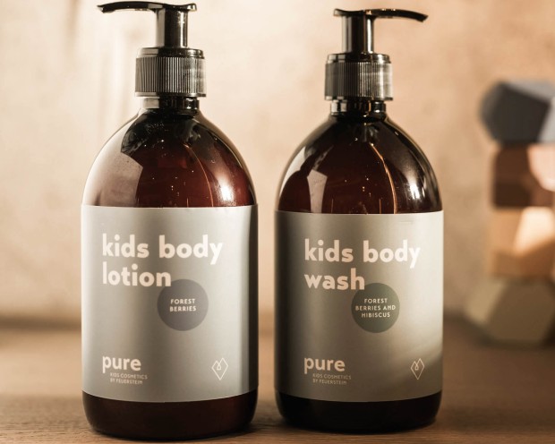 Lozione corpo per bambini con bacche di bosco e bagnoschiuma per bambini con bacche di bosco e ibisco di Pure Kids Cosmetics by Feuerstein, Alto Adige