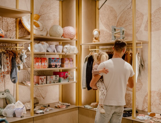 Vater mit Kind im Concept Store im Feuerstein bestaunen das Sortiment